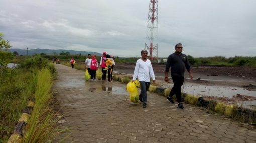 Kasmidi Bulang Saat Bersih bersih Rumah Karya Bersama