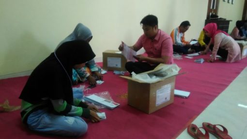 Proses pelipatan surat suara difokuskan di aula kantor KPU Kutim dengan pengawasan aparat kepolisian