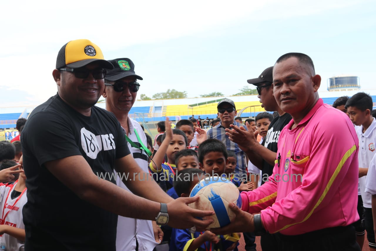 FEE73708 6F8A 4144 9CC2 DE6EBA8C899D