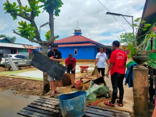 Pasca Banjir Kerukunan Kawanua dan FKPPM Gelar Bakti Sosial Bersih-Bersih Kota Sangatta