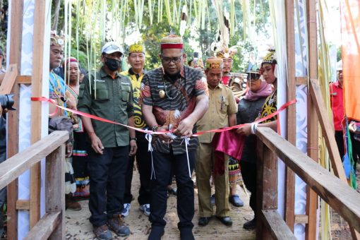 Kasmidi Resmikan Tangga di Obyek Wisata Embang Lemun Kecamatan Muara Wahau