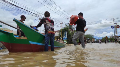 Warga Sangkulirang Peduli Korban Banjir Dengan Menyalurkan Tujuh Truk Paket Sembako