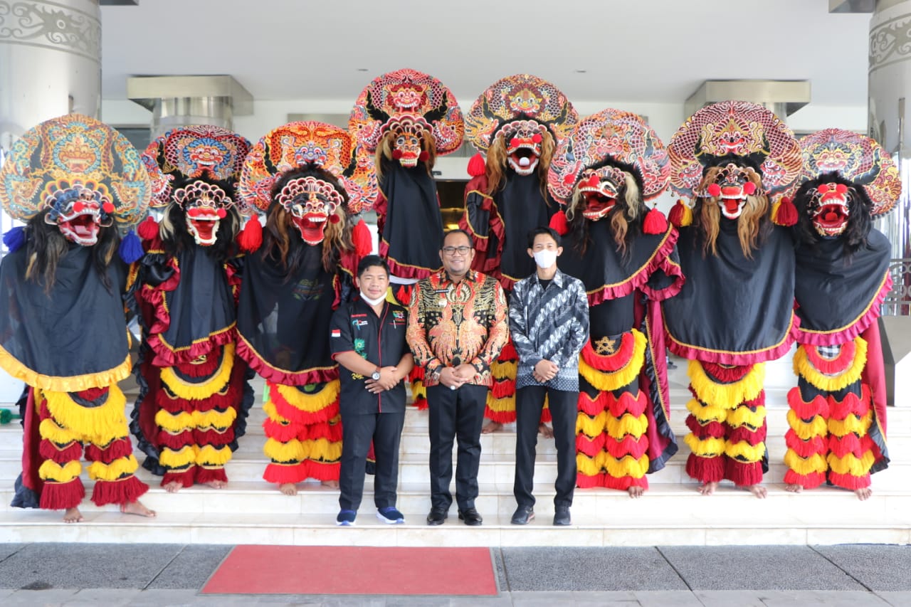 Dilepas Wabup Kasmidi Bulang, Mitra Jaranan Borneo Putro Legowo Kutim Ikuti Parade Festival Pesisir Kaltim