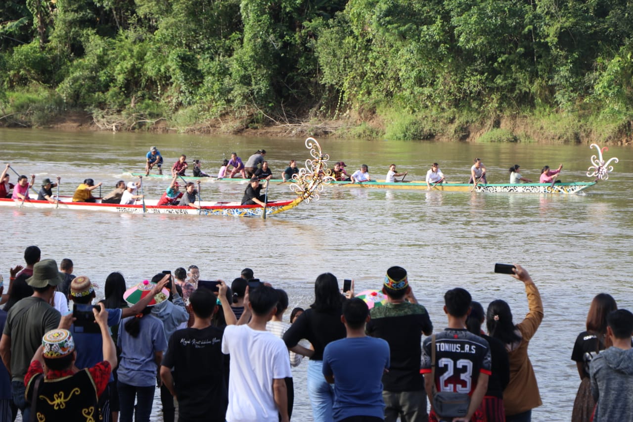 Mubes Kerukunan Keluarga Besar Tebeng Lung Hadirkan Lomba Perahu Tradisional