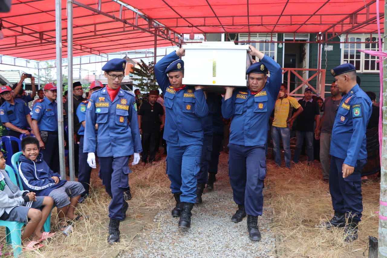 Jenazah Anggota Damkar Kutim Dilepas Secara Kedinasan, Oleh Wabup Kasmidi Bulang