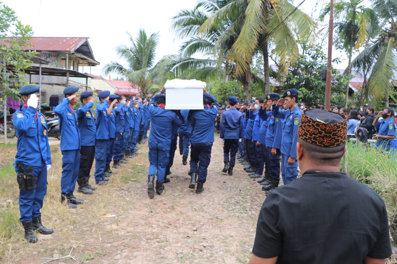 Jenazah Anggota Damkar Kutim Dilepas Secara Kedinasan, Oleh Wabup Kasmidi Bulang