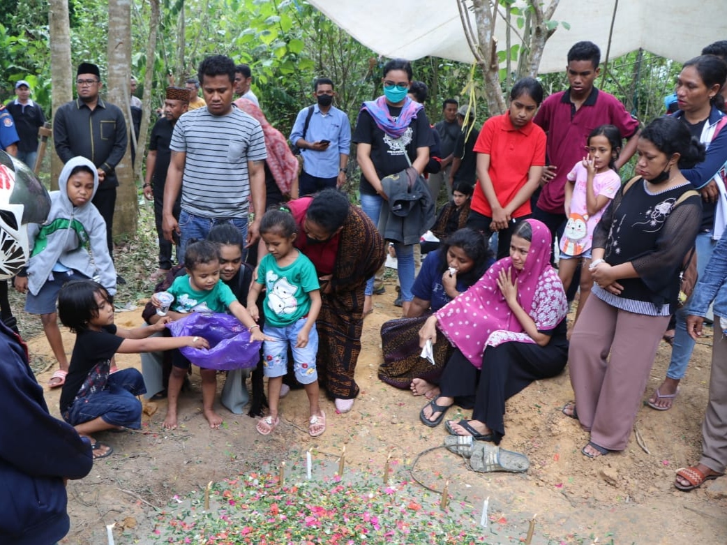 Jenazah Anggota Damkar Kutim Dilepas Secara Kedinasan, Oleh Wabup Kasmidi Bulang