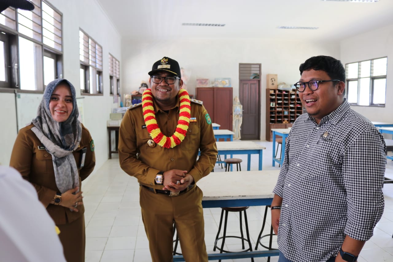 Pembangunan Dan Rehab Dua Sekolah di Sangkulirang Diresmikan Wabup Kasmidi Bersama Anggota Komisi V DPR-RI Irwan