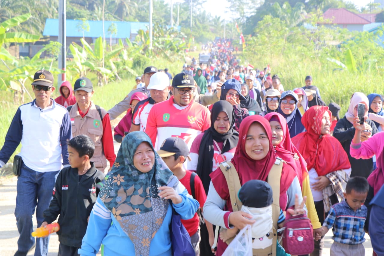 Ikuti Jalan Santai Ribuan Warga Kaliorang Tumpah Ruah Semarakkan HUT ke - 77 Republik Indonesia