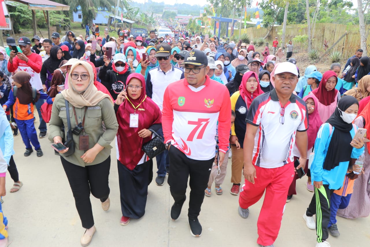 Ikuti Jalan Santai Ribuan Warga Kaliorang Tumpah Ruah Semarakkan HUT ke - 77 Republik Indonesia