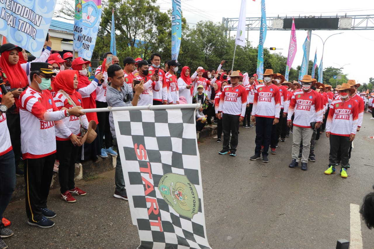 Ribuan Peserta Antusias Ikuti Lomba Gerak Jalan Merdeka Belajar