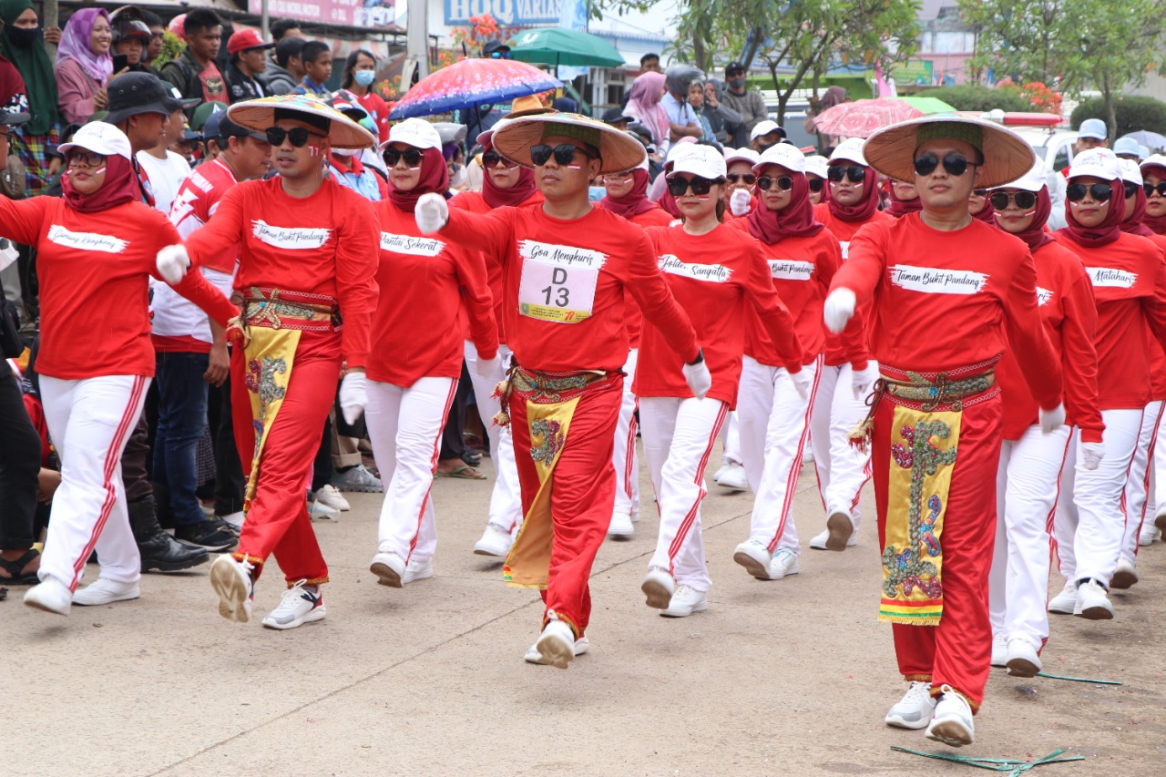 Lomba Gerak Jalan Warnai HUT Ke 77 RI Sekaligus Mensosialisasikan Kurikulum Merdeka Belajar 1 Lomba Gerak Jalan Warnai HUT Ke 77 RI Sekaligus Mensosialisasikan Kurikulum Merdeka Belajar