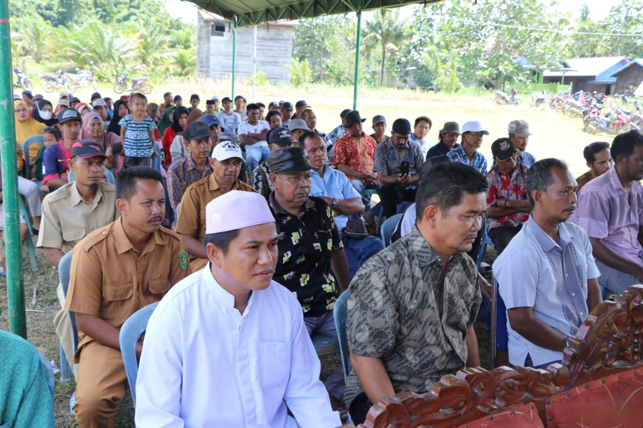 Wabup Kasmidi Serahkan 60 Bidang Sertifikat Tanah Kepada Warga Desa Perupuk Kecamatan Sangkulirang