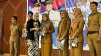Pemkab Bagikan Seragam Batik Untuk Guru se Kutim