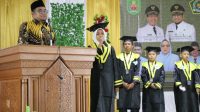 Dari 304 Santri Yang Diwisuda 10 Diantaranya Terbaik Mendapat Penghargaan Dari Wabup Kasmidi Bulang Dari 304 Santri Yang Diwisuda 10 Diantaranya Terbaik Mendapat Penghargaan Dari Wabup Kasmidi Bulang