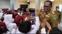 Murid Kelas IV SDN 004 Sangatta Utara Sambangi Wakil Bupati Kasmidi Bulang
