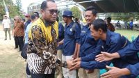1450 Liter Herbisida Dibagikan Wabup Kasmidi Bulang Secara Simbolis Kepada Kelompok Tani di Dua Kecamatan