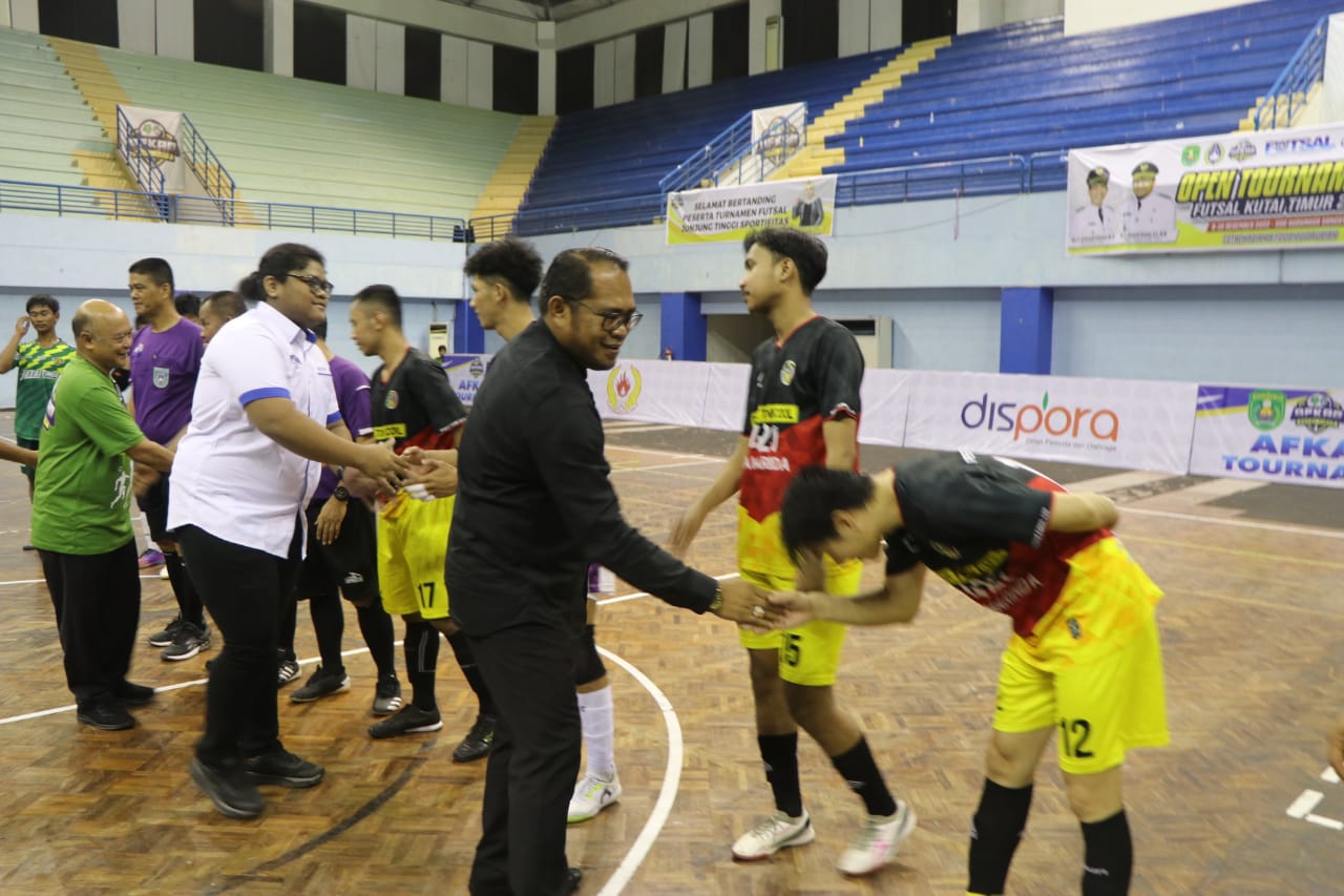 Wabup Kasmidi Buka Turnamen Futsal di GOR Kudungga
