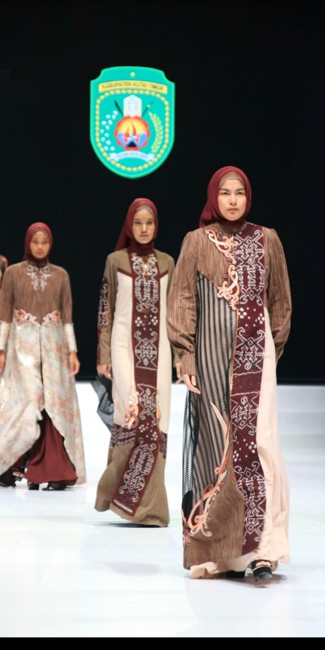 Tampilkan Tenun Rakat Gagasan Mantan Bupati Awang Faroek Ishak, Dinas Pariwisata Kab. Kutim Ikut Ambil Bagian di Indonesia Fashion Week 2023