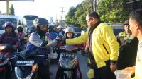 Ketua DPD II Golkar Kutim Kasmidi Bulang Turut Serta Berbagi Takjil Untuk Pengguna Jalan