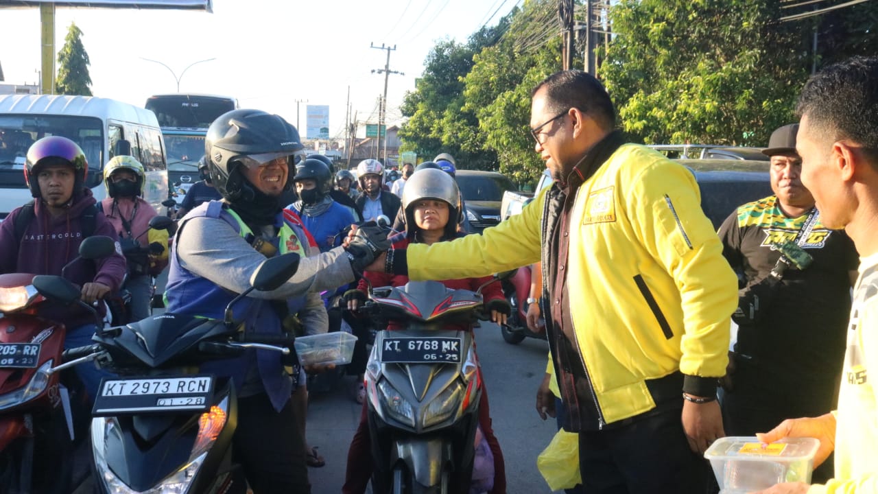 Ketua DPD II Golkar Kutim Kasmidi Bulang Turut Serta Berbagi Takjil Untuk Pengguna Jalan