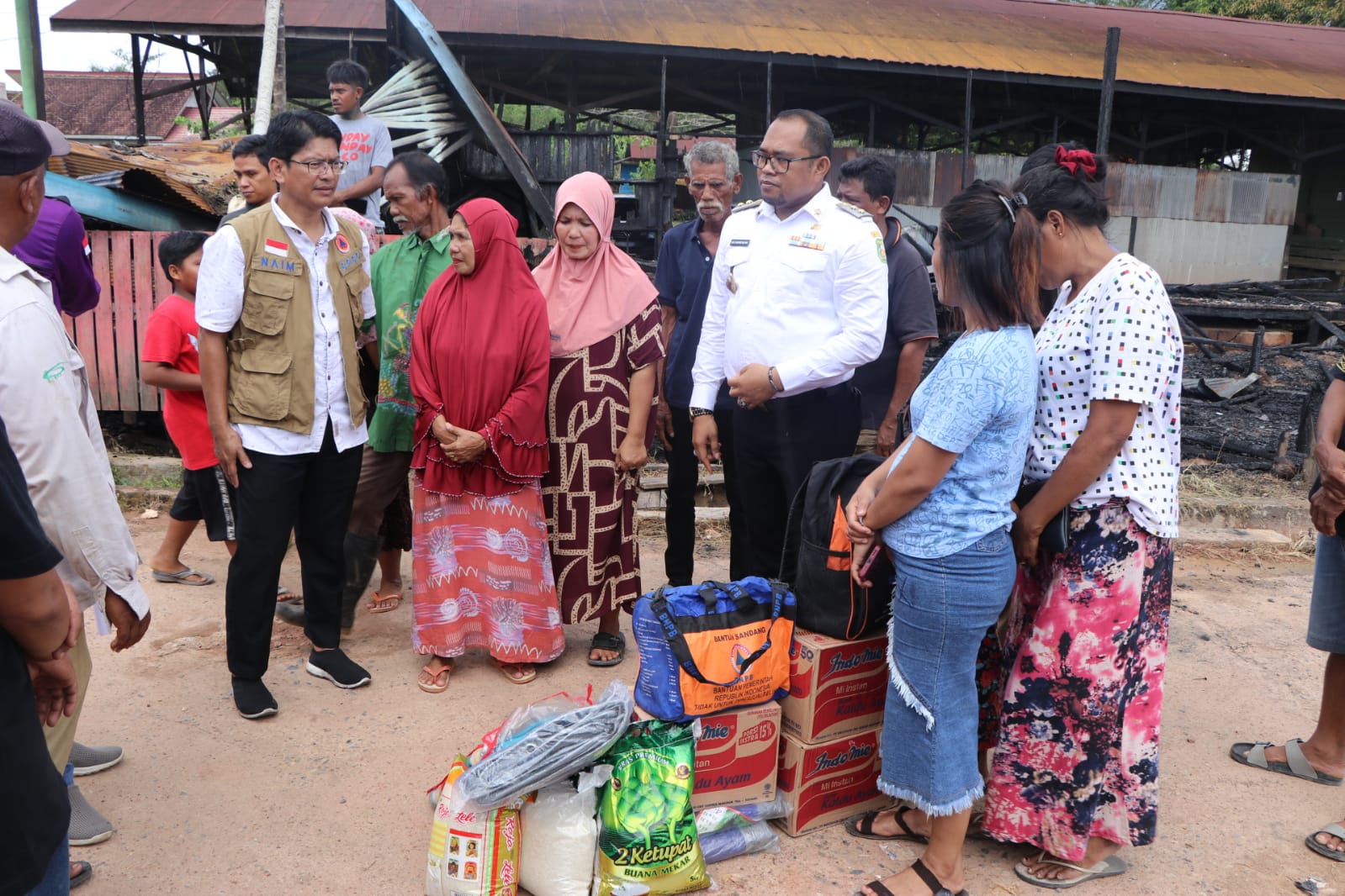 Peduli Korban Kebakaran di Pinang Dalam, Wabup Kasmidi Salurkan Bantuan Kepada Warga Yang Terdampak