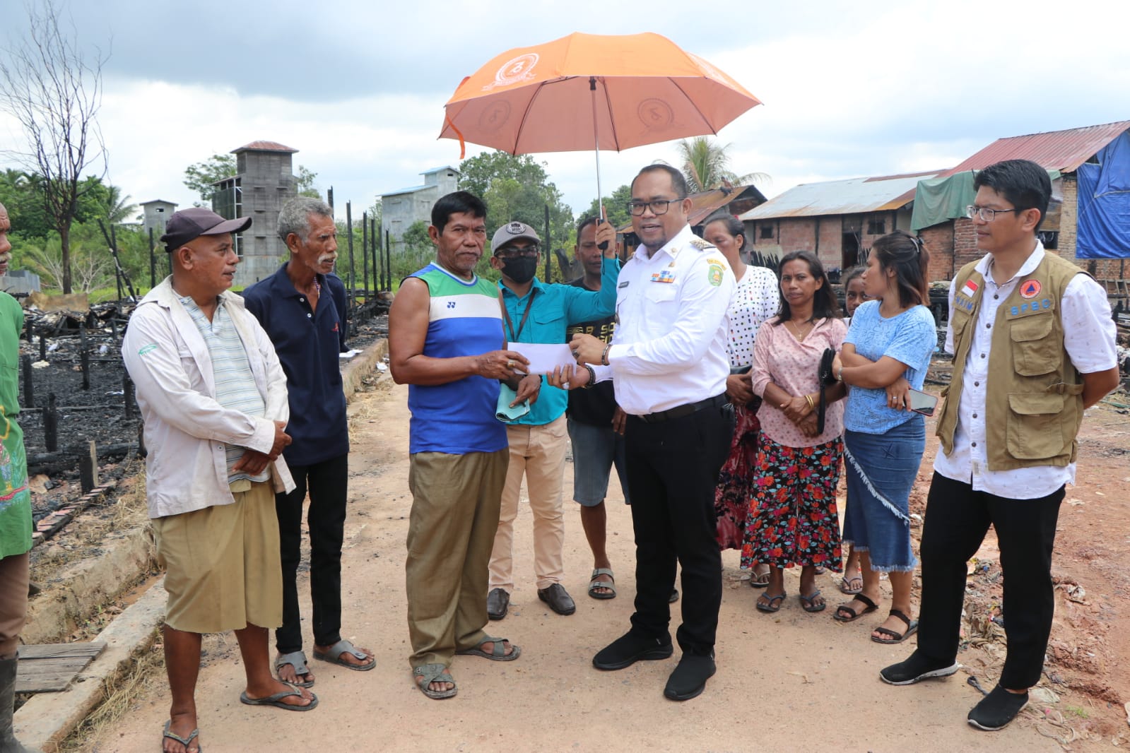 Peduli Korban Kebakaran di Pinang Dalam, Wabup Kasmidi Salurkan Bantuan Kepada Warga Yang Terdampak