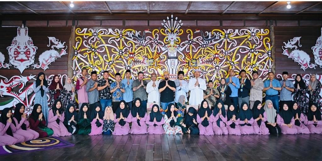 Aliansi Dayak Bersatu Gelar Buka Puasa Bersama Dengan 75 Santri di Lamin Dayak