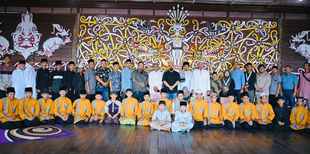 Aliansi Dayak Bersatu Gelar Buka Puasa Bersama Dengan 75 Santri di Lamin Dayak