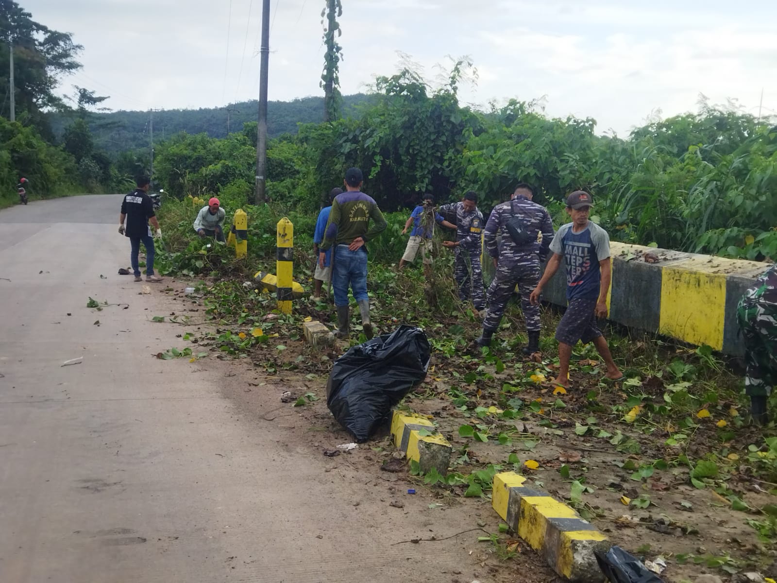 Desa Swarga Bara Gelar Aksi Bersih - Bersih Untuk Tumbuhkan Kesadaran Dalam Buang Sampah Pada Tempatnya