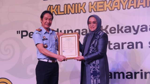 Hj. Tirah Satriani Terima Sertifikat KIK Kain Tenun Rakat Dari Kanwil Kemenkumham Kaltim