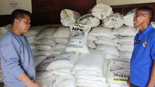 Peduli Kepada Petani, Joni Berikan Bantuan Pupuk Ke Masyarakat Teluk Pandan