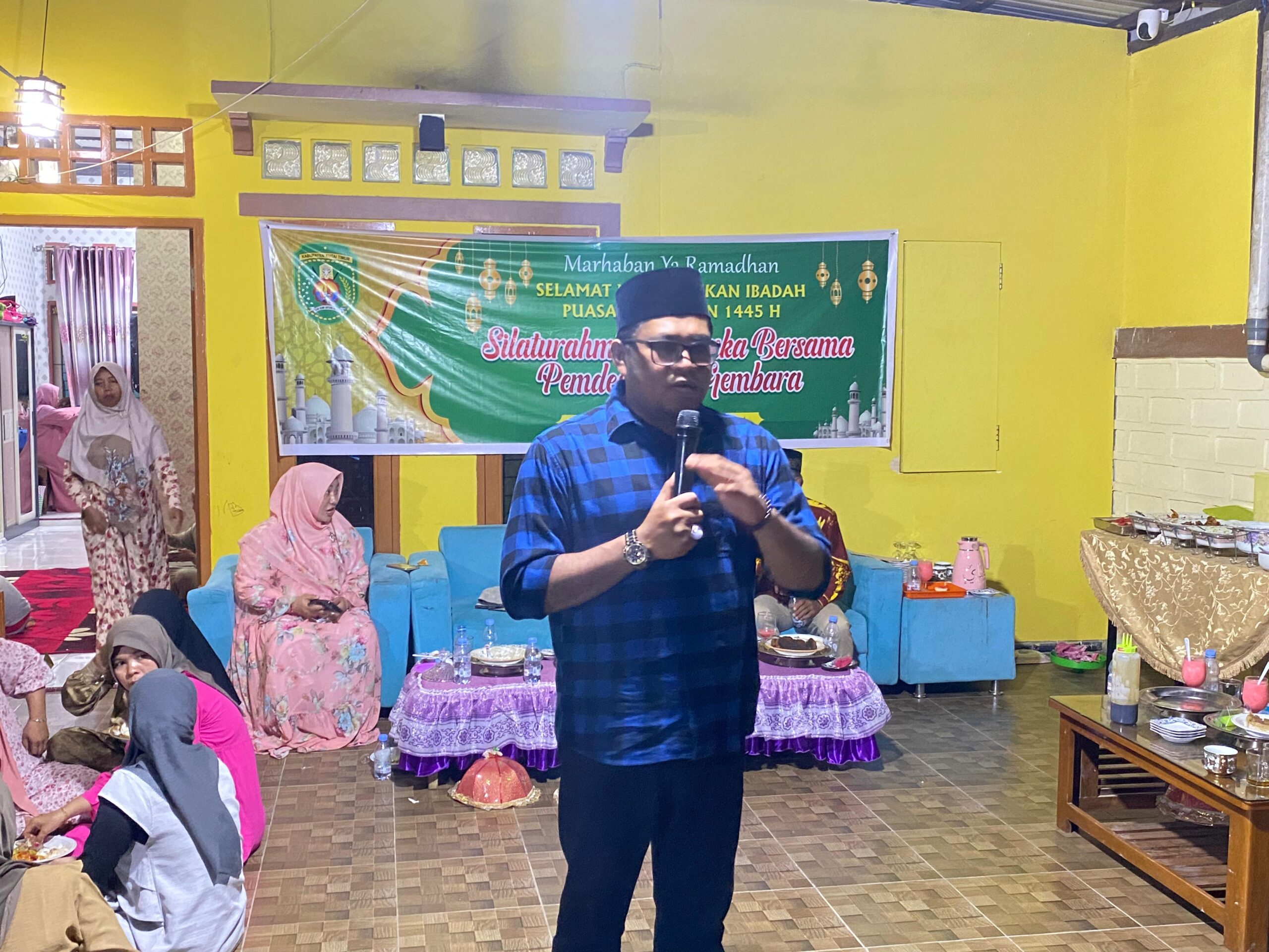 Wabup Kasmidi saat memberikan sambutan dihadapan warga desa singa gembara