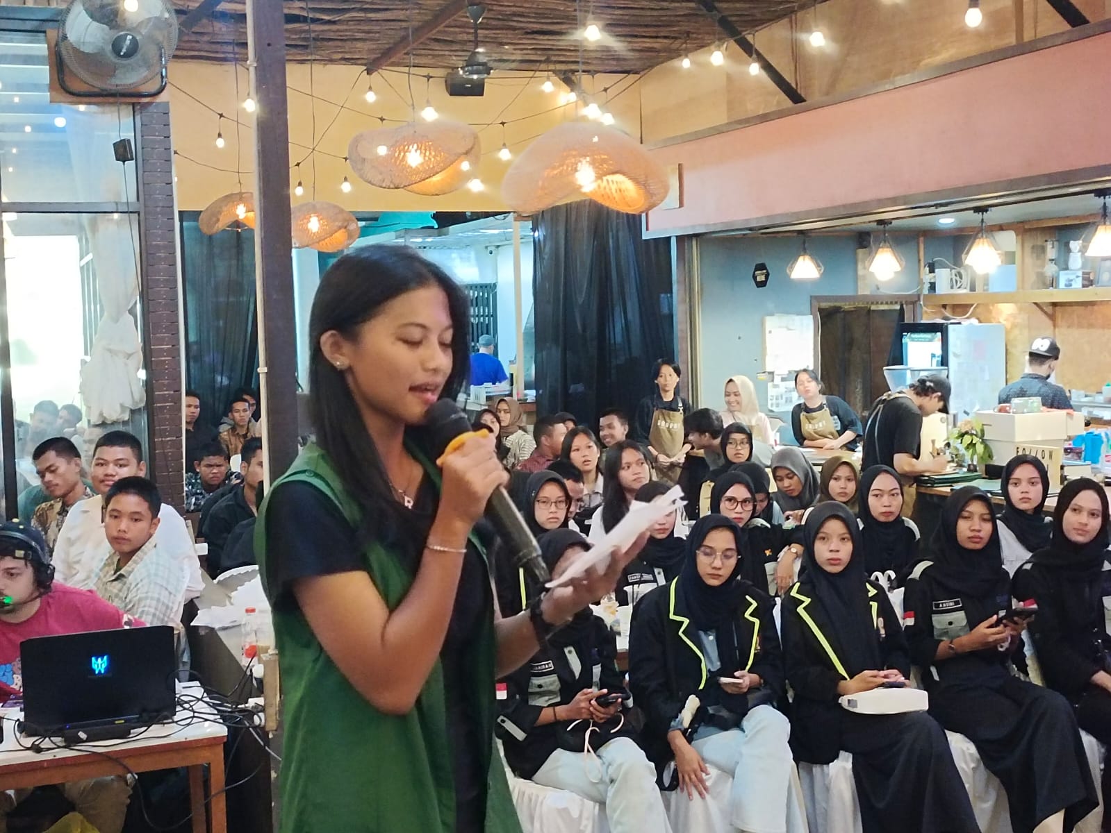 Salah satu pemudi melontarkan pertanyaan kepada Kasmidi Bulang